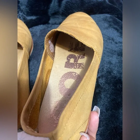 Sorel Tan Loafers Sleek Slip-On Design - Picture 9 of 13